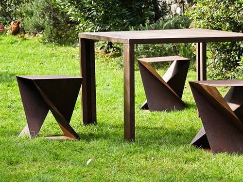 Geometrik Corten Çelik Metal Dış Mekan Masa Takımı, Masa ve Tabureleri İçerir