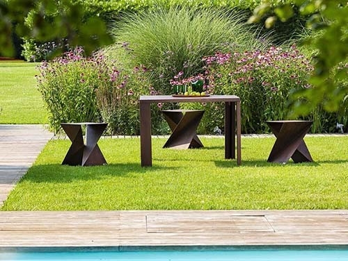 Geometrik Corten Çelik Metal Dış Mekan Masa Takımı, Masa ve Tabureleri İçerir