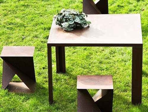 Geometrik Corten Çelik Metal Dış Mekan Masa Takımı, Masa ve Tabureleri İçerir