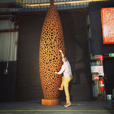 220cm Yükseklikte Batı Tarzı Kavisli Corten Çelik Heykel